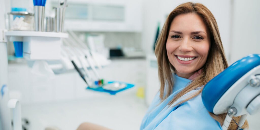 A minimalist vector line art icon displaying a figure pointing toward a glowing lightbulb over a transparent background. This user interface graphic represents the progressive clinical design, innovative treatment philosophies, and personalized smile concepts engineered at icónica dental group.
